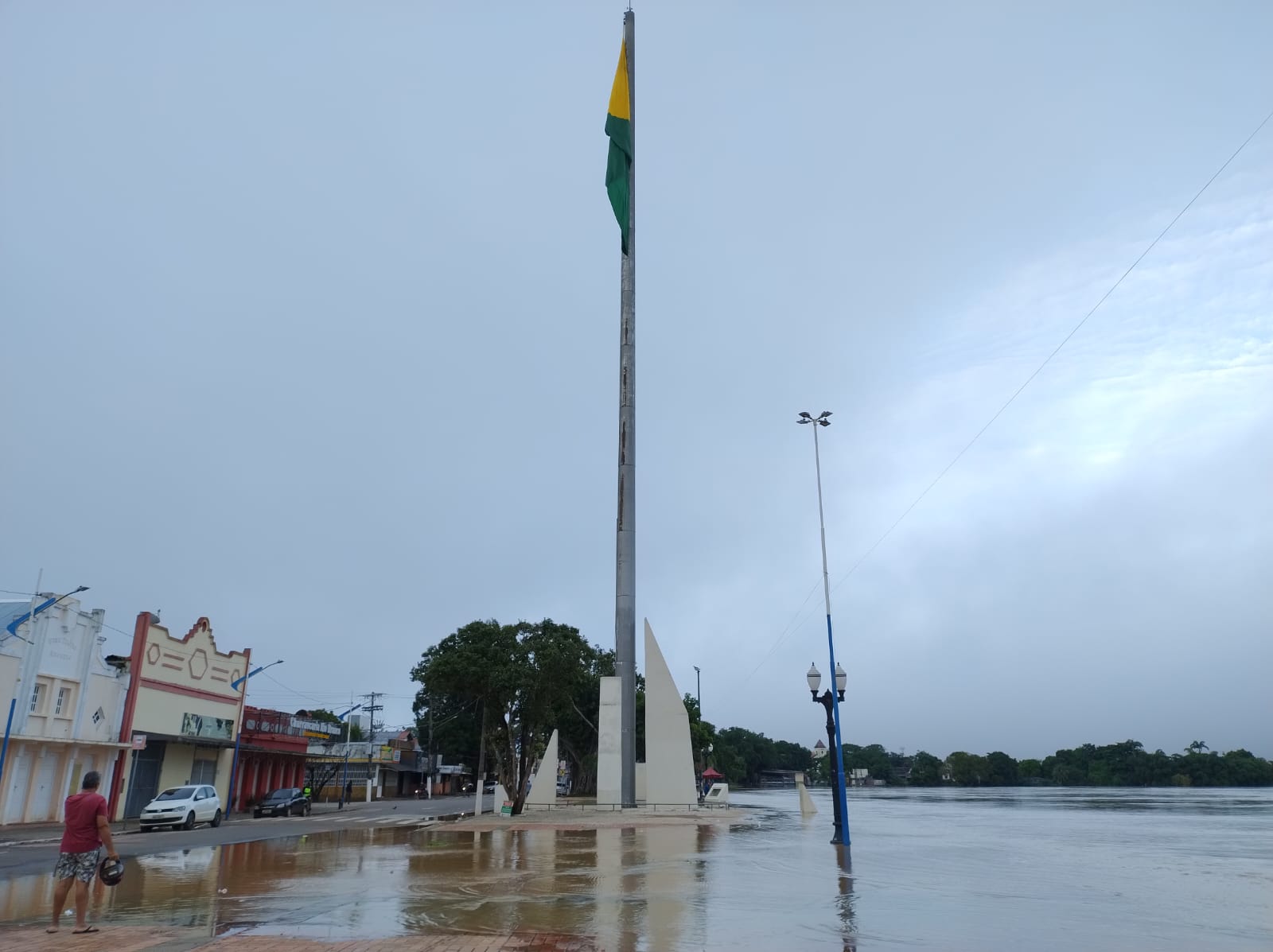 Rio Acre chega a 17, 22 metros e alaga parte do Calçadão da Gameleira